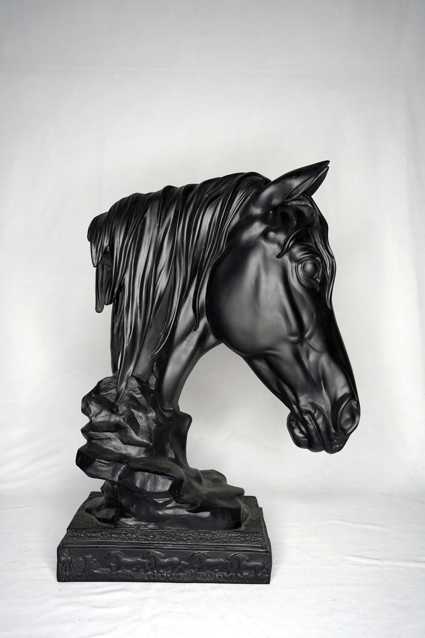 Majestic Mane Horse Accent